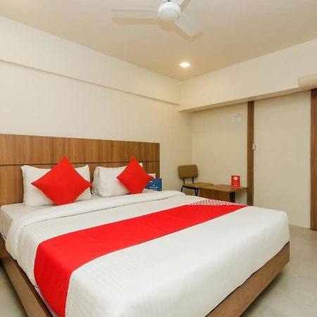 Oyo 13857 Hotel Imperial Umele Luaran gambar
