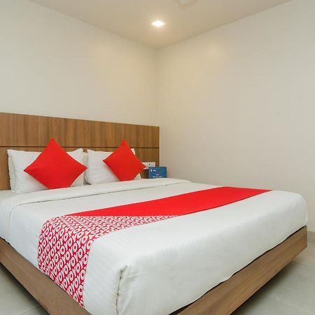 Oyo 13857 Hotel Imperial Umele Luaran gambar