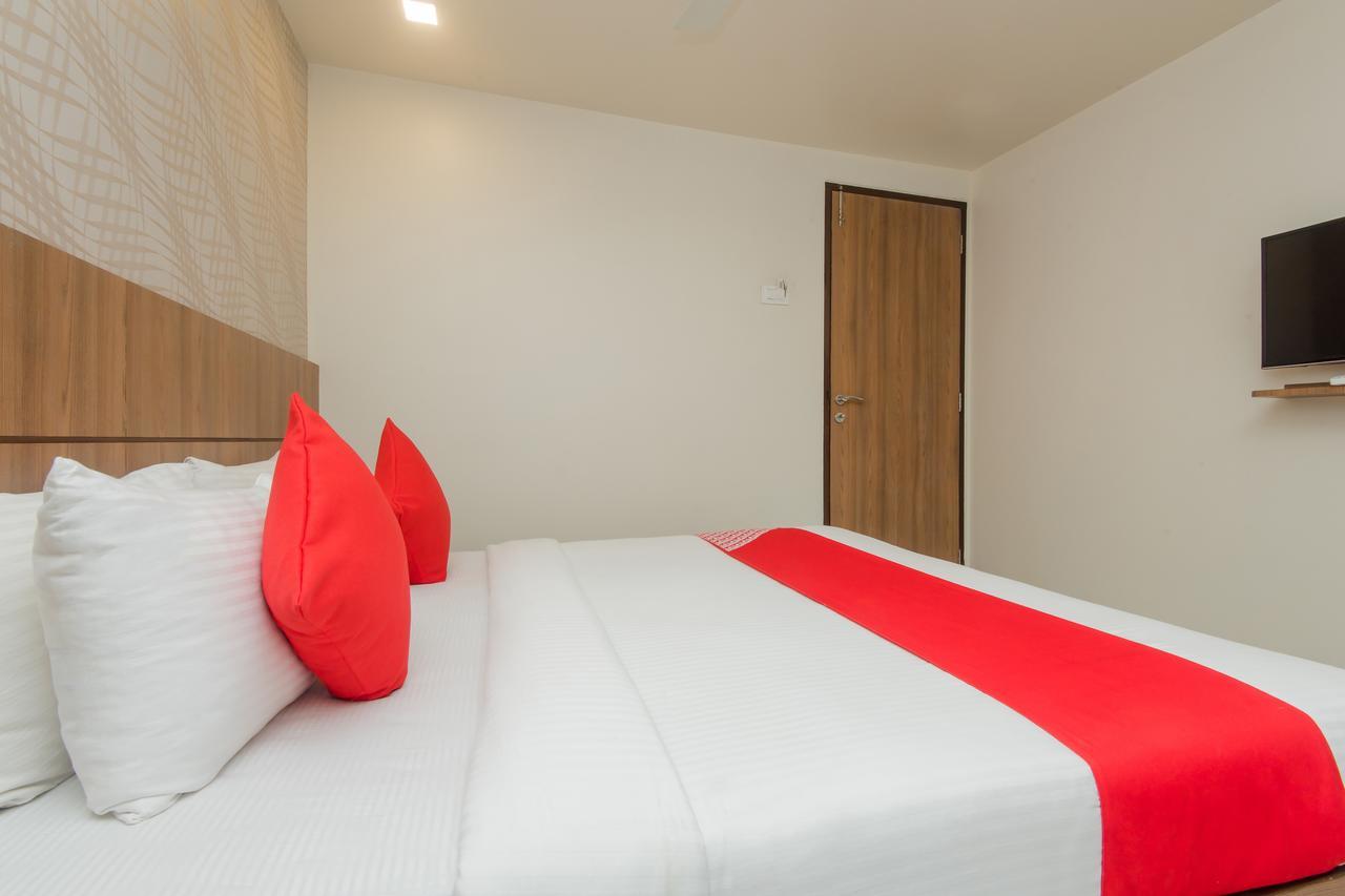 Oyo 13857 Hotel Imperial Umele Luaran gambar