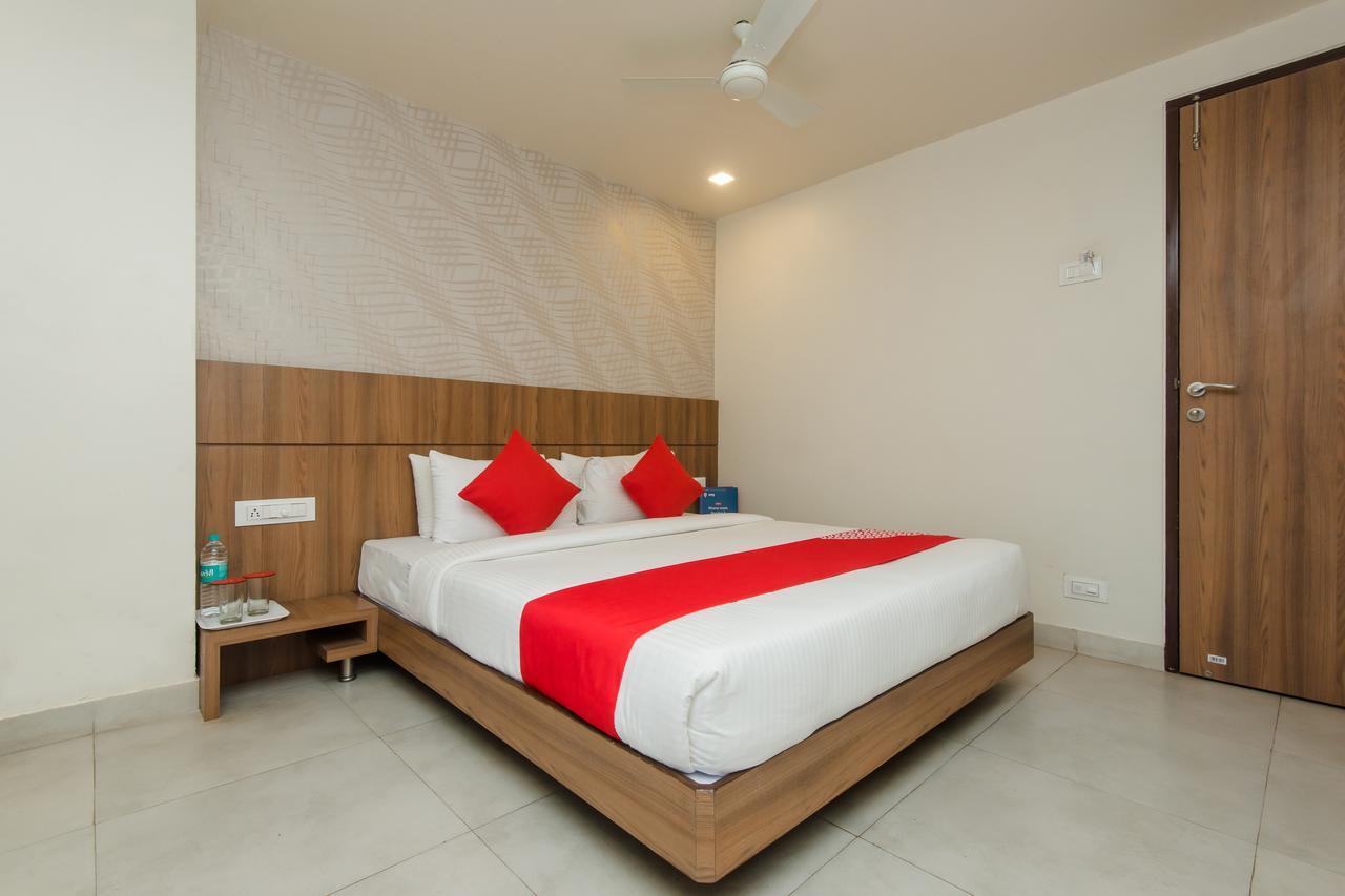 Oyo 13857 Hotel Imperial Umele Luaran gambar